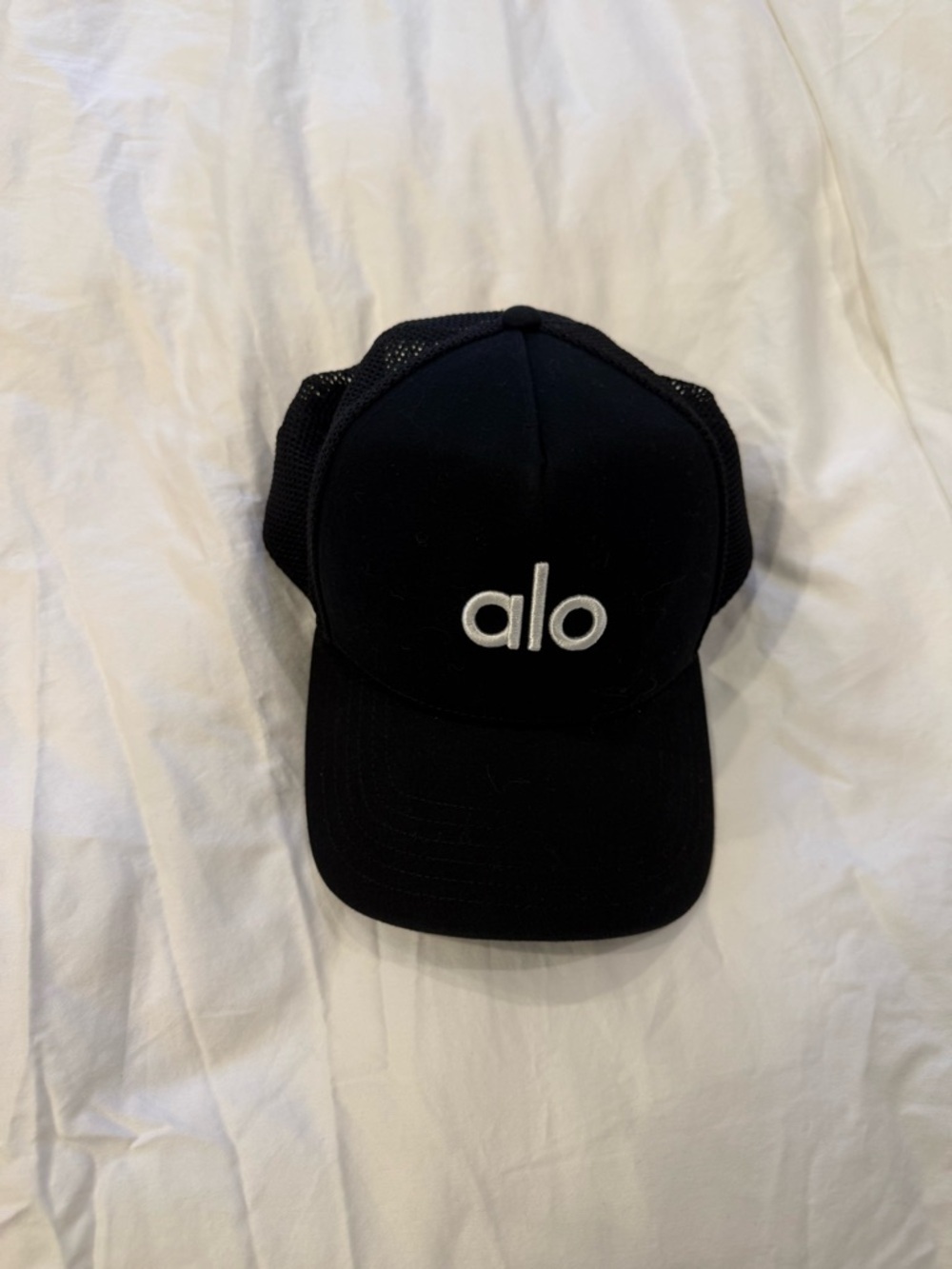 NWOT Alo Yoga Trucker Hat